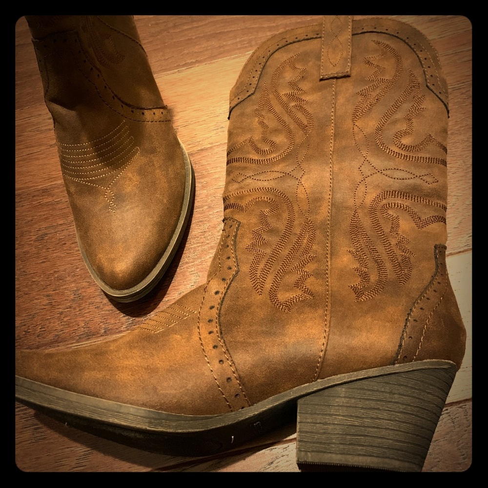 NWOT Coconuts Brown Cowboy Boots